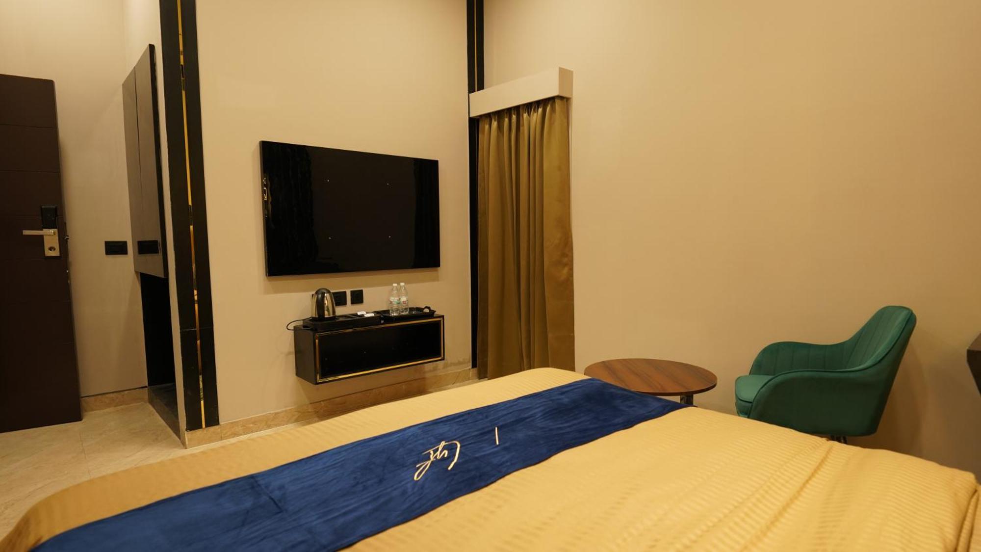 Aquila Grand Suites - Noida Sector 136 Zewnętrze zdjęcie